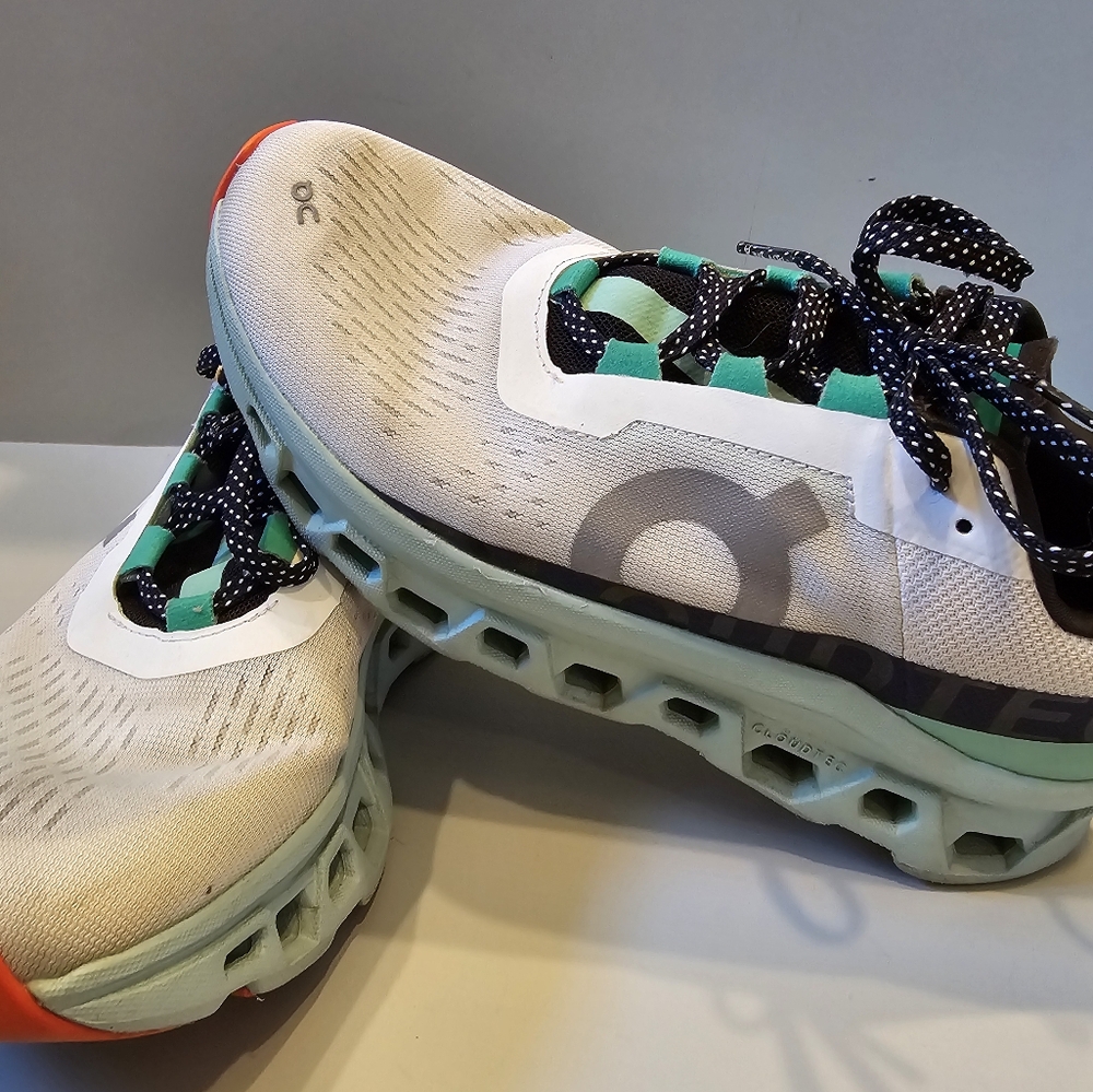 Womens On Cloudmonster size 8